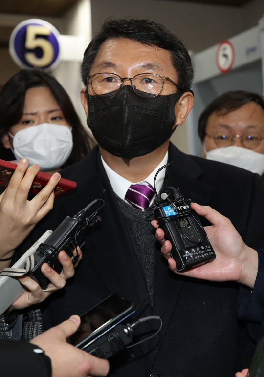 김석균 전 해양경찰청장 '세월호 구조 실패' 무죄      (서울=연합뉴스) 박동주 기자 = 2014년 세월호 참사 당시 초동조치를 제대로 하지 않아 승객들을 숨지게 한 혐의로 재판에 넘겨진 김석균 전 해양경찰청장이 15일 오후 서초구 서울중앙지법에서 열린 1심 선고공판에서 무죄를 선고받고 나와 취재진 질문에 답변하고 있다. 2021.2.15      pdj6635@yna.co.kr  (끝)